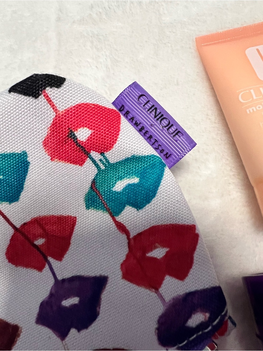Clinique Mini Skincare Set with Purple Lip-Print Cosmetic Bag - Picture 7 of 15